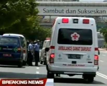 Шест взрива в хотели и офиси в Джакарта, терористи се барикадираха в магазин?