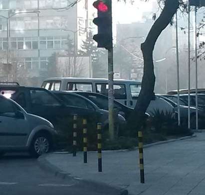 Наглеци паркират колите си пред светофар