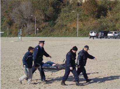 Първо във Флагман.БГ! Потресаващо! Мъртво момиче е намерено на плажа в Бургас