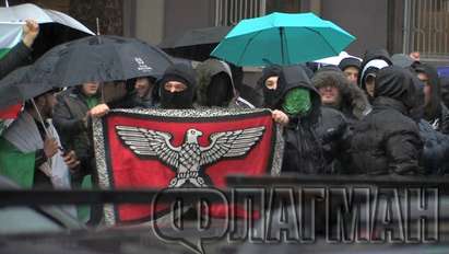 Протестиращи развяха железния орел на Хитлер в Бургас, центърът кънти от "Българи юнаци!" (СНИМКИ)