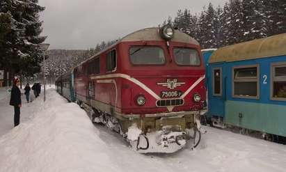 Влак замръзна на гара Мадара, композицията не мърда вече 2 часа