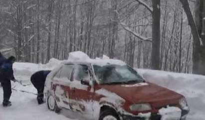 Стотици са без ток заради повреди по мрежата, причинени от обилния снеговалеж