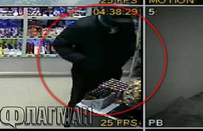 Познавате ли този мъж? Вади нож на продавачката и отмъква оборота на магазин „Тришър” в Бургас (ВИДЕО)