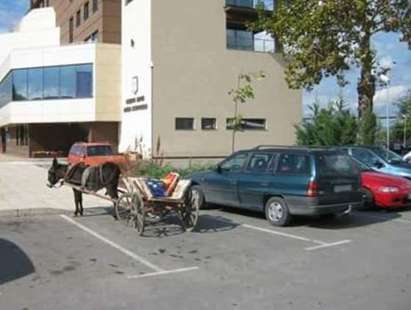 Наглеци паркираха каруца пред кметството във варненския квартал „Аспарухово“