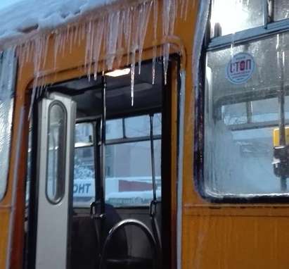 Ледени висулки се „спускат“ от покрива на тролейбус