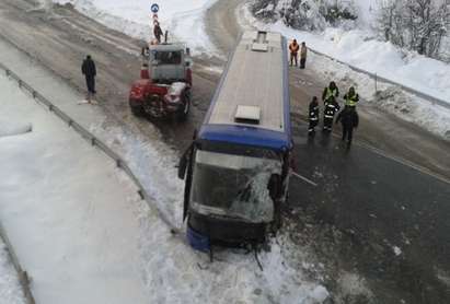 Оцелели по чудо: Пътниците в двата катастрофирали автобуса чупили стъклата, за да се спасят (СНИМКИ)