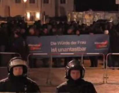 Дамски превръзки летяха на протестен митинг в Германия