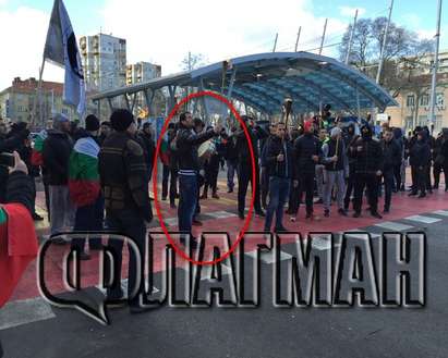 Протестиращи ултраси замениха свастиките с факли и трибагреници в Бургас (СНИМКИ)