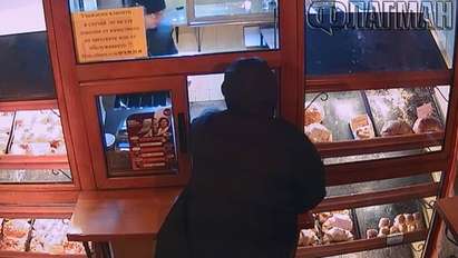 Само във Флагман.бг! Вижте как въоръжен крадец се опита да обере закусвалня в центъра на Бургас