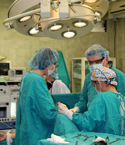 Гинеколози от МБАЛ Бургас спасиха жена с 8-килограмов тумор на яйчниците