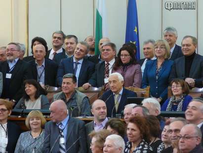 Лекари заседаваха в парламента като депутати - щракнаха се с Москов и Цачева