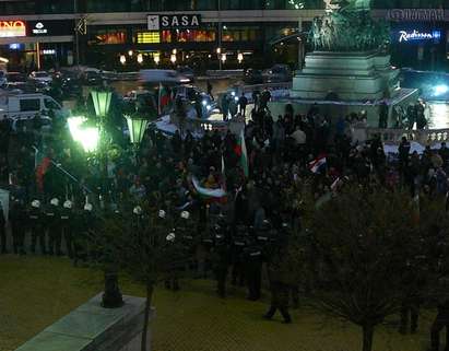 Агитки създадоха напрежение на митинга пред парламента – полицията сложи каските! (снимки)
