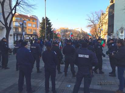 Кордон полицаи спря шествие срещу Бойко Борисов в Бургас (снимки)