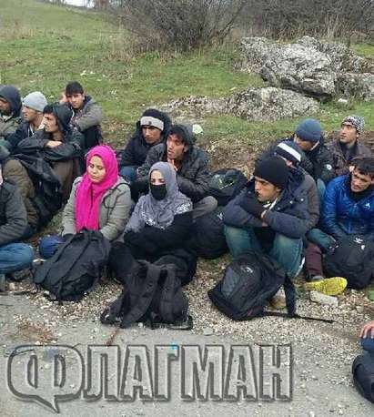 Екшън край Созопол: Опел, натъпкан с афганистанци, заседна в разорана нива след гонка с полицията
