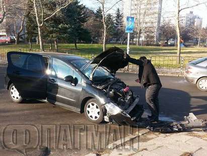 Млада шофьорка размаза Пежото си в автобус до Морската градина в Бургас (СНИМКИ)