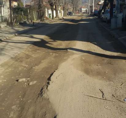 Банево тъне в кал, запълват улиците с пръст, вместо с чакъл