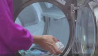 Тази жена сложи алуминиево фолио в пералнята, вижте блестящия резултат (ВИДЕО)
