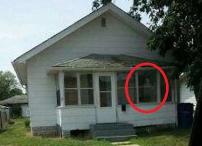 Събориха къща заради призраци, обявили я за „портал към ада“