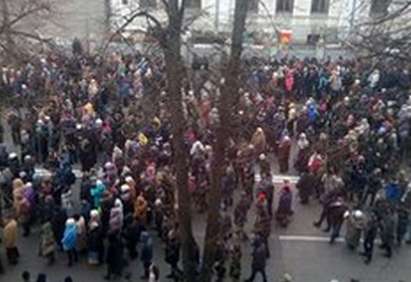 В Украйна пак ври и кипи! Хиляди протестиращи блокираха улиците на Киев (ВИДЕО)