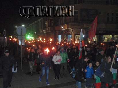 Бургаски патриоти почетоха Апостола със зрелищно факелно шествие (СНИМКИ)