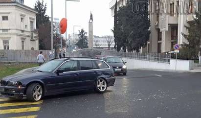 Голф блъсна БМВ до подземната улица на Бургас (СНИМКИ)