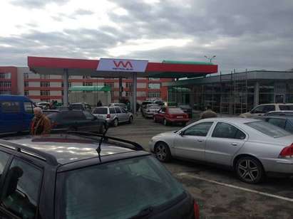 Истерия: Колони от коли се заредиха пред новите бензиностанции на Марешки в Айтос (СНИМКА)