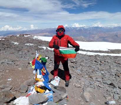 Димитър Костов развя българския флаг и този на Бургас на най-високия връх в Южна Америка