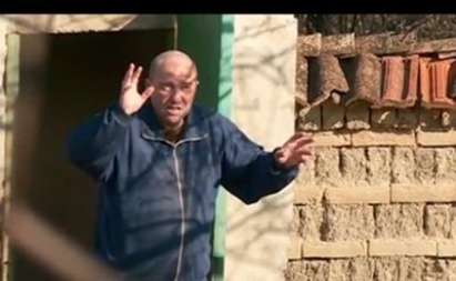Психично болен мъж държи в страх цяло село (Видео)