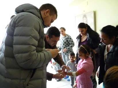 Баскетболистите на „Черноморец” доведоха Баба Марта в Бургаската болница