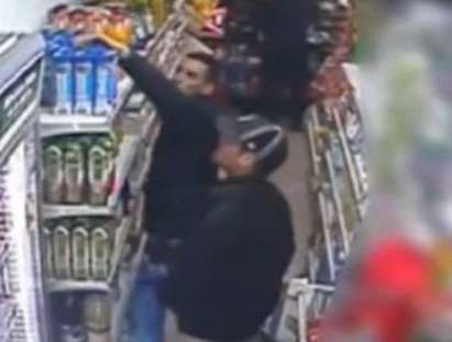 Крадци пълнят джобове с луканки в денонощен магазин, собственикът ще ги прави известни