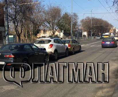 Три коли се нанизаха във верижна катастрофа пред затвора в Бургас (СНИМКИ)