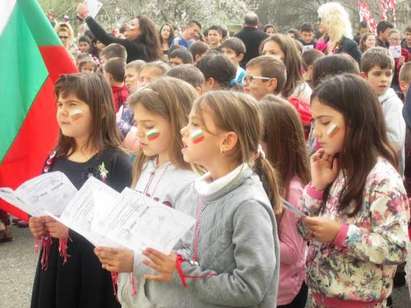 Децата от ОУ "Антон Страшимиров" отбелязаха националния празник(СНИМКИ)