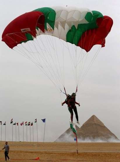 Трибагреникът се вее по цял свят! Българка с парашут се приземи пред Хеопсовата пирамида