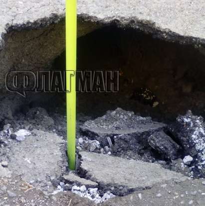 На вниманието на Общината: Опасна шахта и огромна дупка зейнаха в Бургас, някой ще пострада