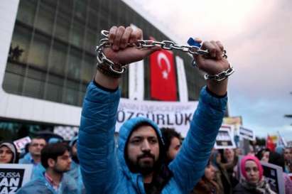 Цензура! След серия от репресии турски съд затвори мощна медийна група