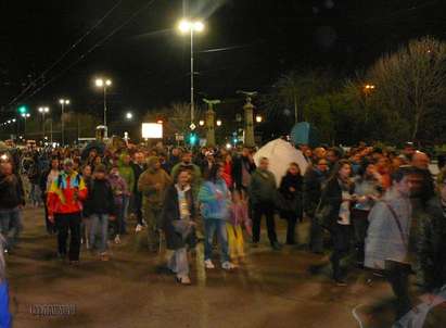 2000 души блокираха Орлов мост и жълтите павета, поискаха вето върху забраната за къмпингуване на плажа (снимки)