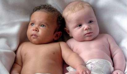 Жена роди близнаци от различни мъже