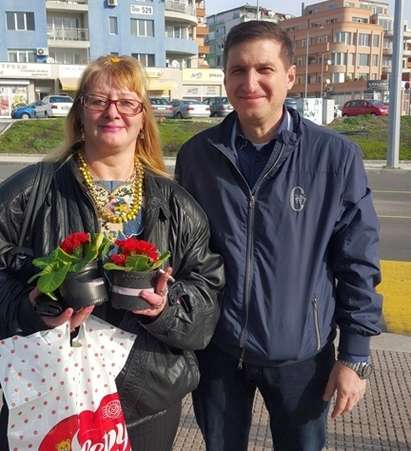 Предприемачите на ГЕРБ-Бургас подариха 1000 цветя в саксии на дами от града