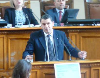Депутати пуснаха жалба срещу Байрактаров – нарекъл партията на Първанов „АБВ Гъзъ”