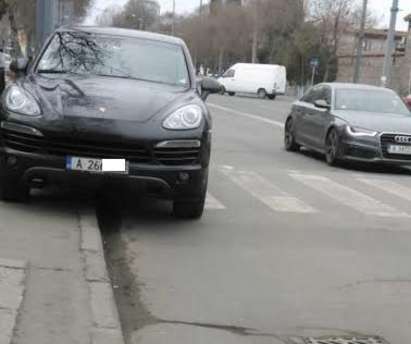 Наглец паркира джипа си върху пешеходна пътека в Бургас
