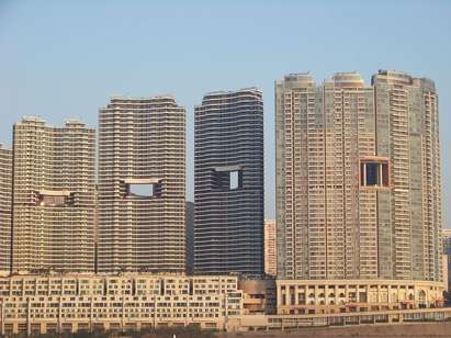 Защо част от небостъргачите в Хонконг имат дупка в средата