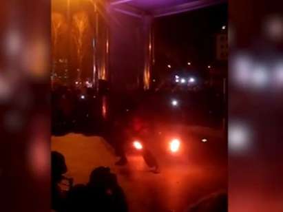 Пишман-факир пламна като факла по време на своето огнено шоу (ВИДЕО)