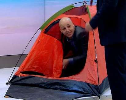 Репортер опъна палатка в ТВ студио