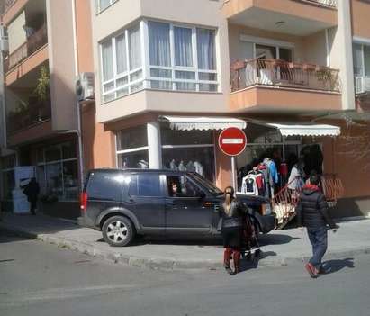 Тарикат паркира колата си на тротоар в Бургас