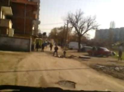 Безобразие! Роми къртят асфалт, а полицаите нехаят