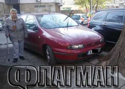Сигнал до „Флагман“: Нагли шофьори завладяха тротоари в Бургас, старци слаломират между колите (СНИМКИ)
