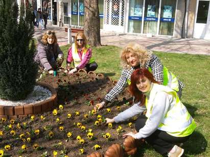 Дами от ГЕРБ посрещат пролетта със стотици цветя в шест общини