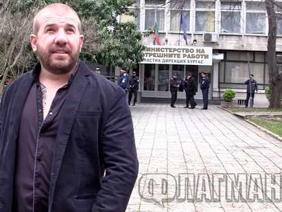Ловецът на бежанци на разпит в ОД на МВР в Бургас, десетки викат: Динко е герой!(ВИДЕО)