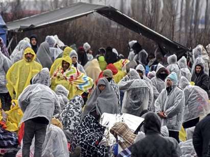 Напрежението расте: Бежанците от Идомени се готвят днес да нахлуят в Македония, София е предупредена