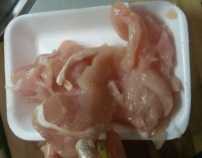 Майка на едногодишно дете намери червей в пилешко месо